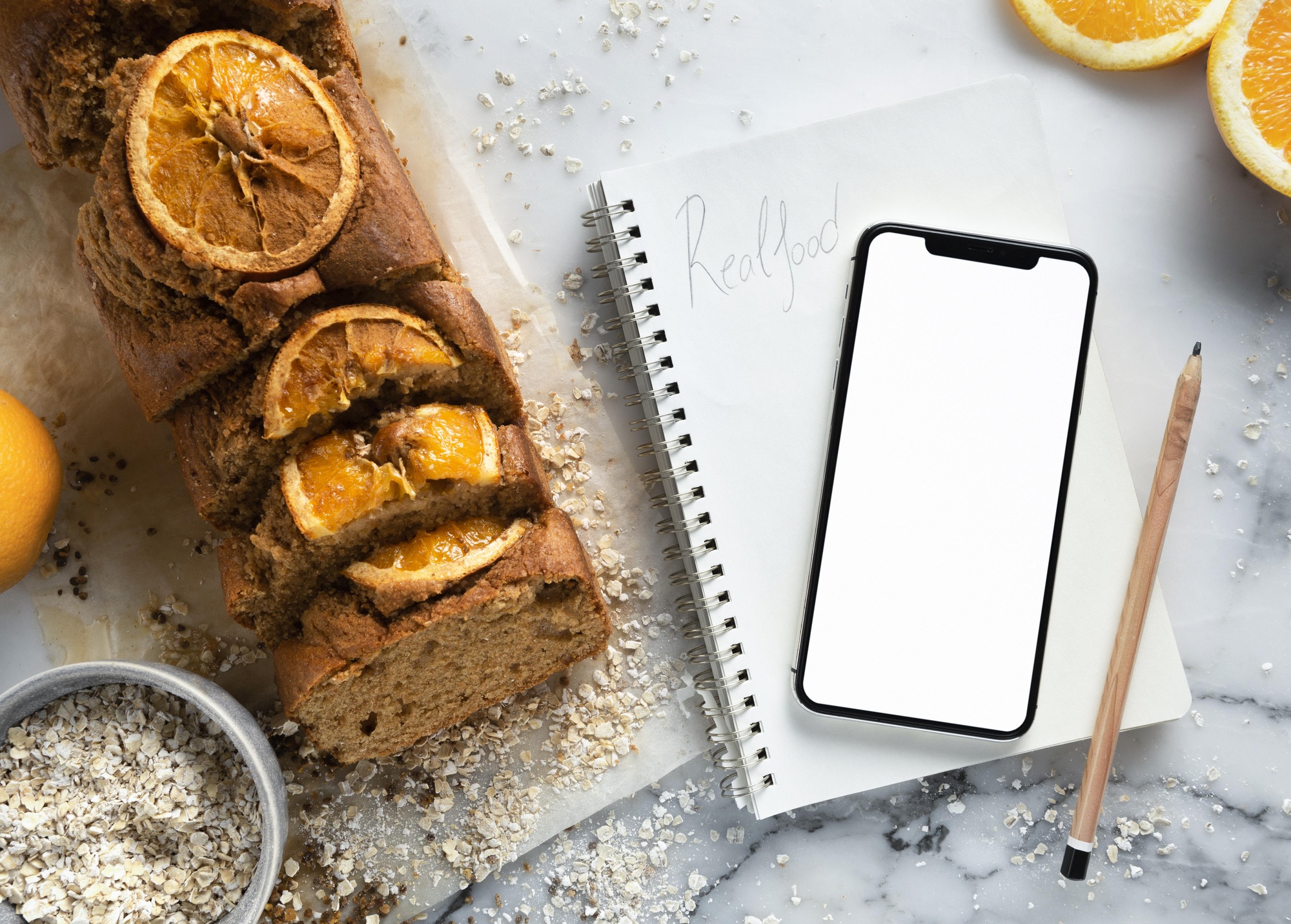 Darbo stalas su receptų knyga ir telefonas